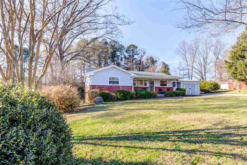 5734 Woodcrest Dr, Raleigh, NC 27603