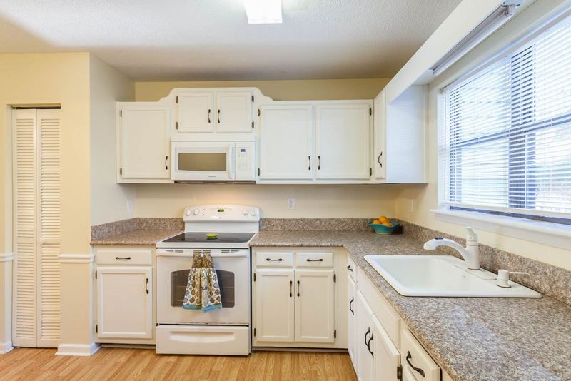 5754 Poolside Dr, Raleigh, NC 27612