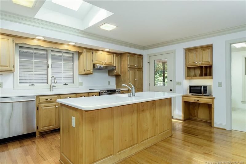 579 Broadmoor Ct, Sanford, NC 27332
