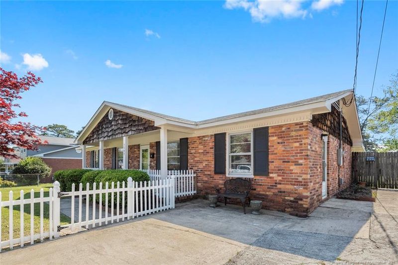 5797 Dove Dr, Hope Mills, NC 28348