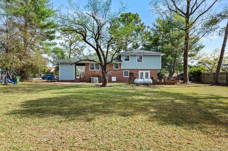5823 Fairway Dr, Hope Mills, NC 28348