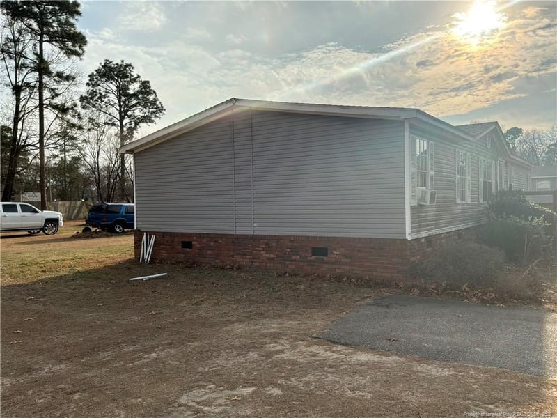 5837 Parkton Rd, Hope Mills, NC 28348