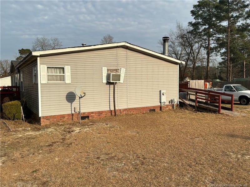 5837 Parkton Rd, Hope Mills, NC 28348