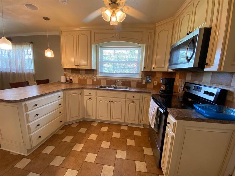 586 Parkertown Rd, Four Oaks, NC 27524