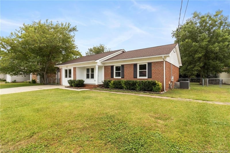 5889 Hunting Ridge Rd, Hope Mills, NC 28348
