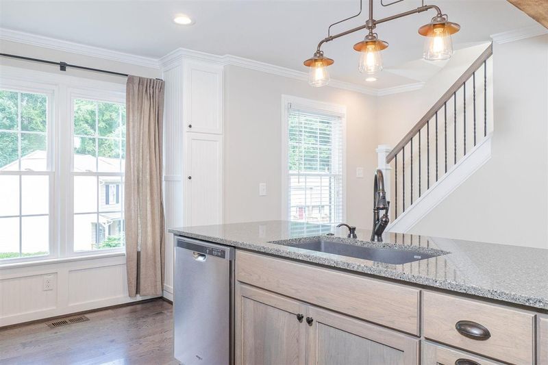 5903 Dixon Dr, Raleigh, NC 27609