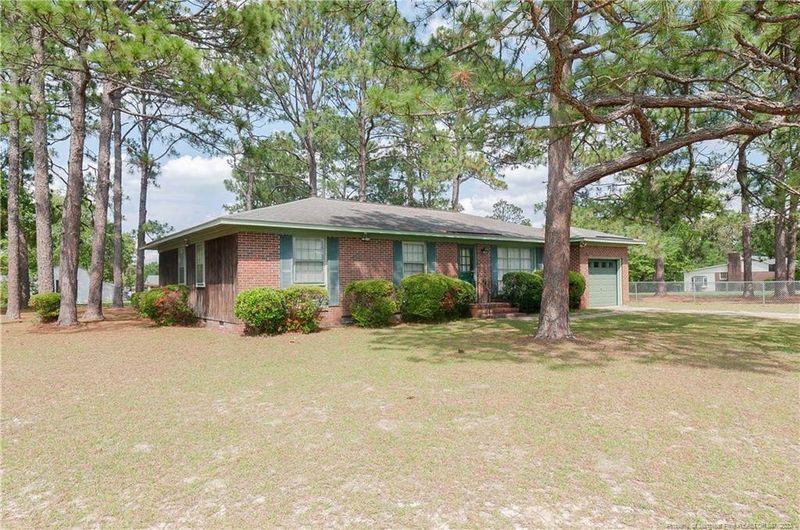 5906 Fairway Dr, Hope Mills, NC 28348