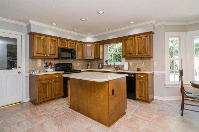 5912 Hampton Ridge Rd, Raleigh, NC 27603