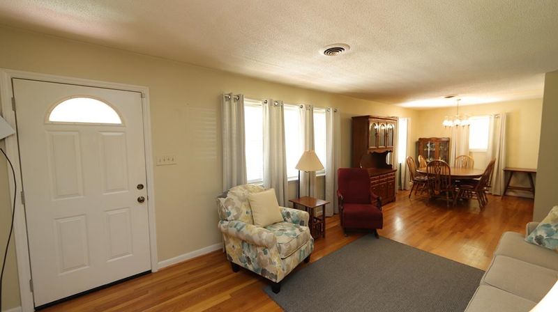 5918 Woodcrest Dr, Raleigh, NC 27603