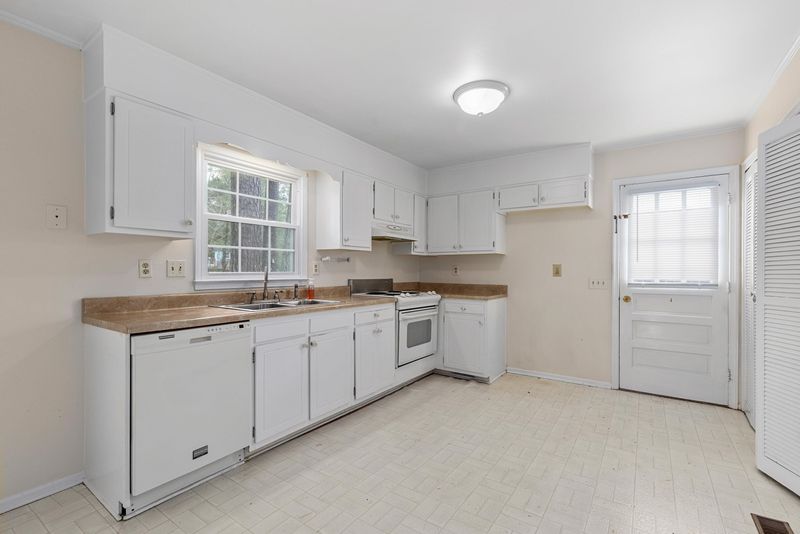 5920 Hills Dr, Raleigh, NC 27609