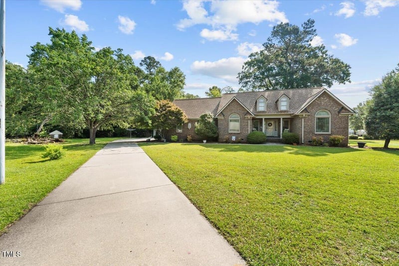 5924 Finish Line Dr, Hope Mills, NC 28348