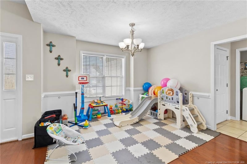 5925 Blue Sky Ln, Hope Mills, NC 28348