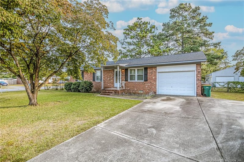 5936 Fairway Dr, Hope Mills, NC 28348
