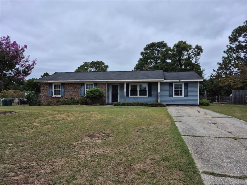 5982 Spinner Rd, Hope Mills, NC 28348