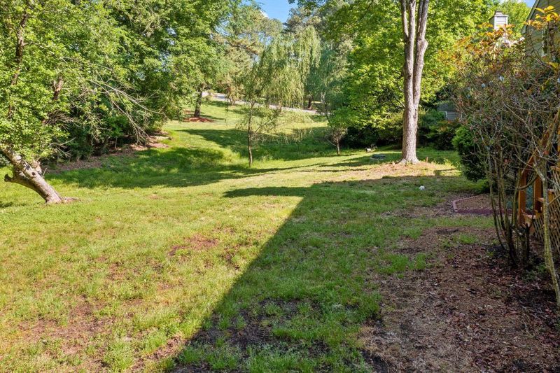 6 Clover Dr, Chapel Hill, NC 27517