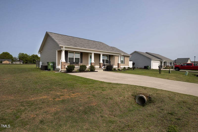 60 Falling Leaf Ln, Benson, NC 27504