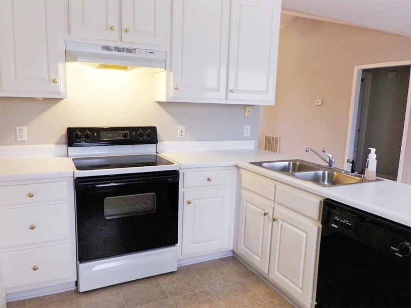60 Stratford Dr, Dunn, NC 28334