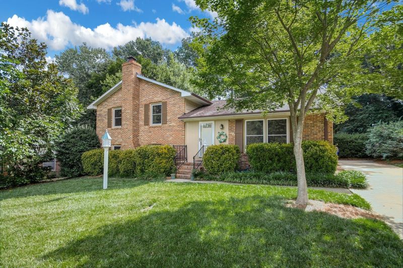 6004 Stratton Pl, Raleigh, NC 27609