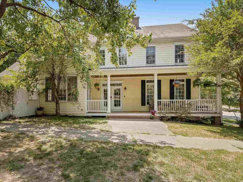 601 Edgewater Cir, Chapel Hill, NC 27516