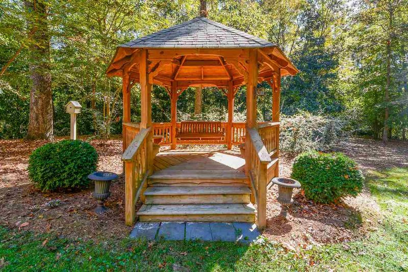 601 Edgewater Dr, Garner, NC 27529
