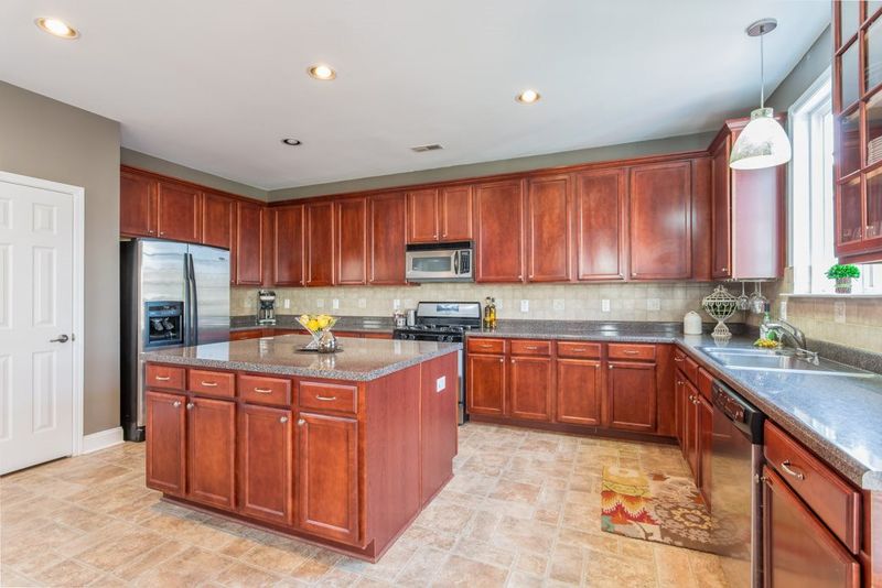 601 Steedmont Dr, Holly Springs, NC 27540