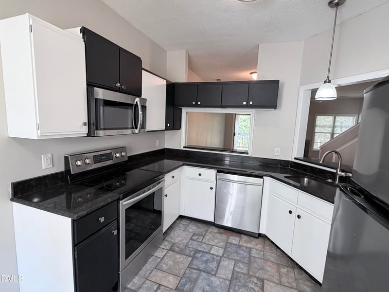 6011 Winterpointe Ln, Raleigh, NC 27606