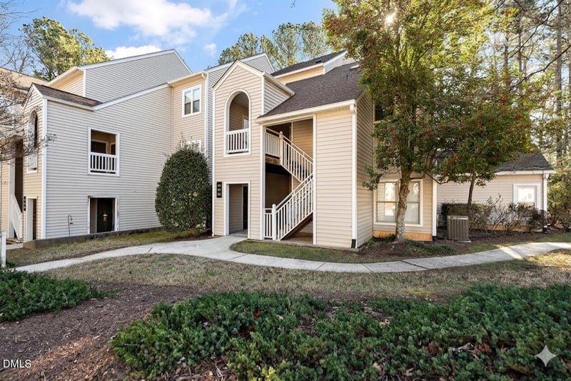 6011 Winterpointe Ln, Raleigh, NC 27606