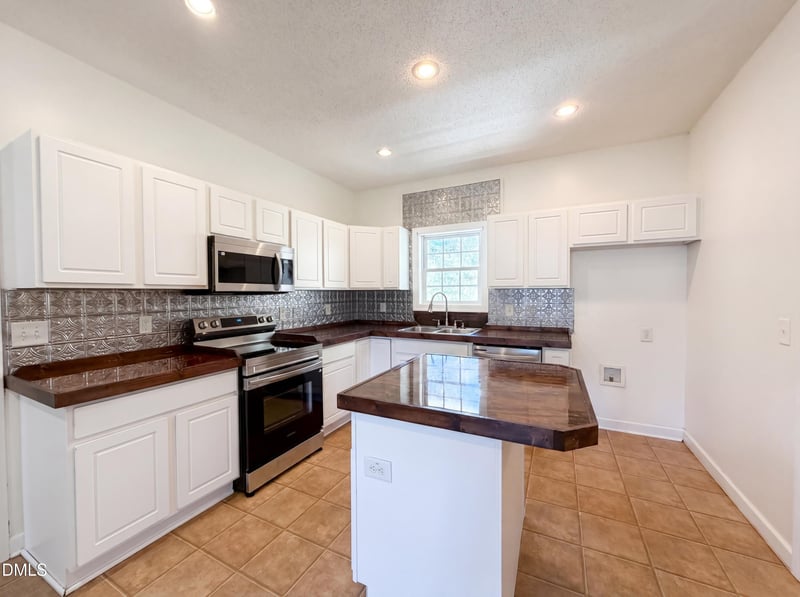 6039 Saint Andrews Dr, Sanford, NC 27332