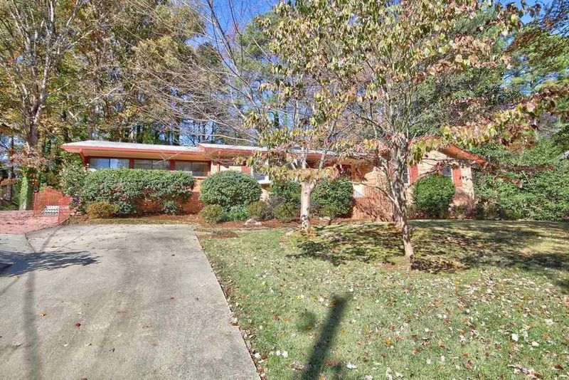 604 Surry Rd, Chapel Hill, NC 27514