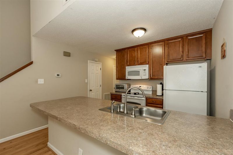 605 Gatehouse Ln, Durham, NC 27707
