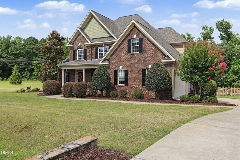607 Far Post Dr, Fuquay Varina, NC 27526