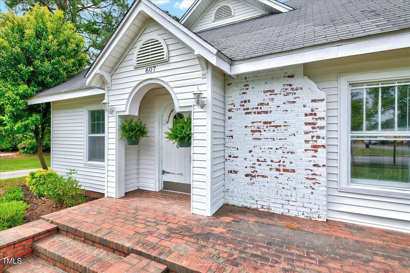 607 N Main St, Four Oaks, NC 27524