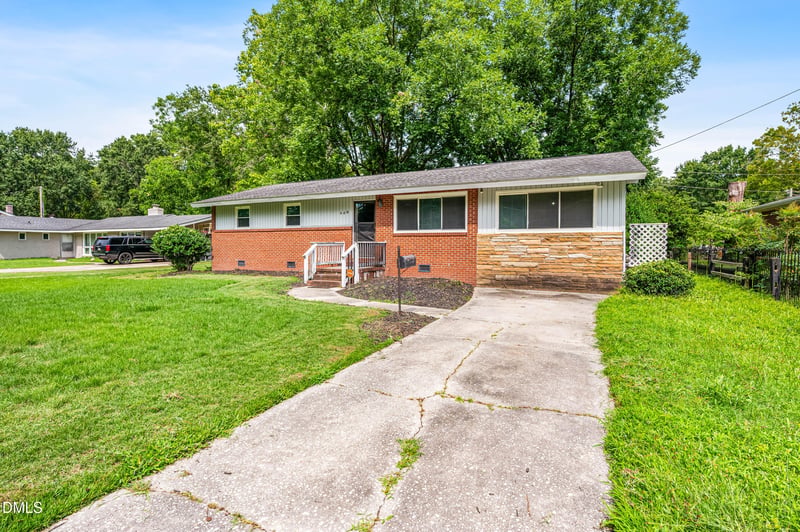 608 Howell St, Selma, NC 27576