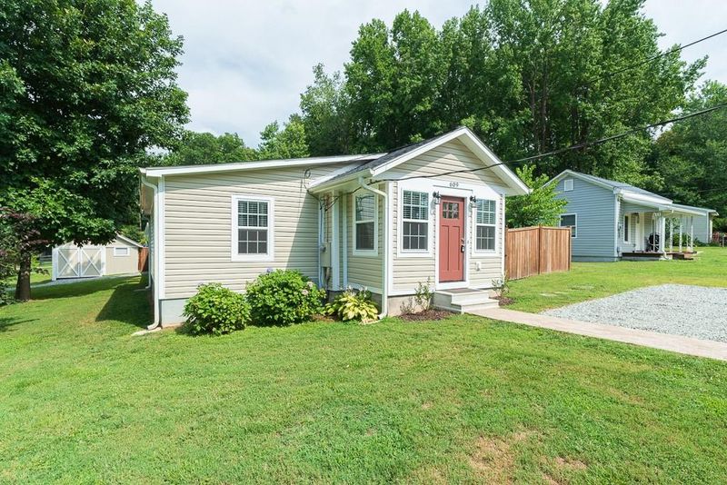 609 E Green St, Mebane, NC 27302
