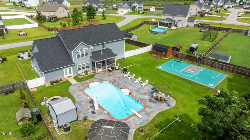 609 Thornbrooke Dr, Hope Mills, NC 28348