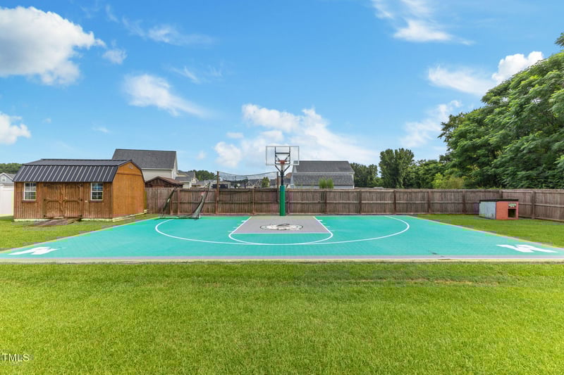 609 Thornbrooke Dr, Hope Mills, NC 28348