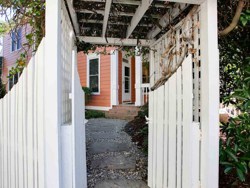 610 Brookgreen Dr, Chapel Hill, NC 27516