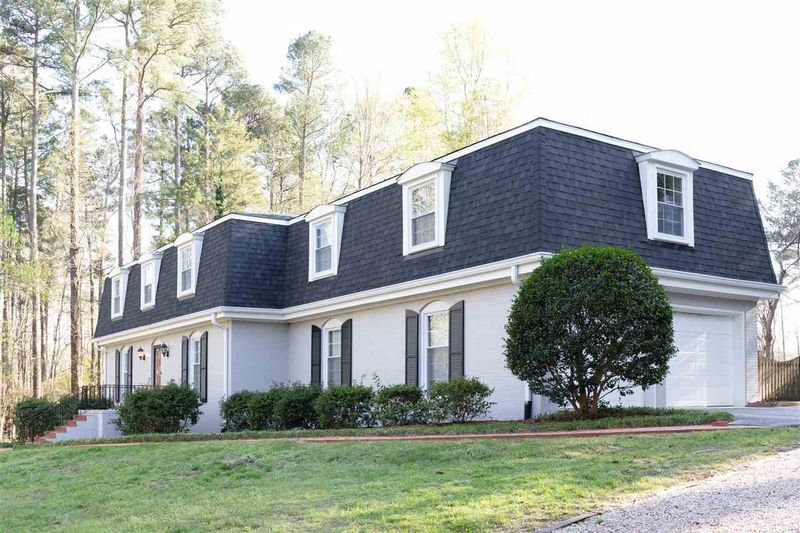 6101 Castlebrook Dr, Raleigh, NC 27604