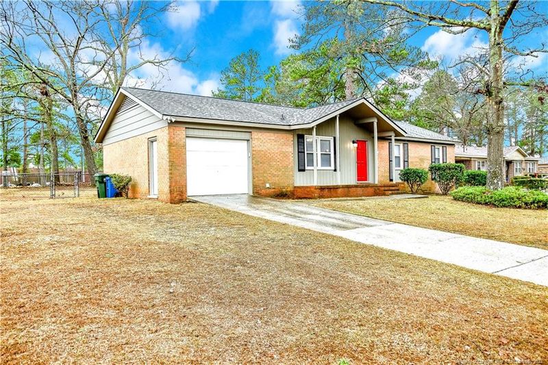 6101 Lonestar Rd, Fayetteville, NC 28303