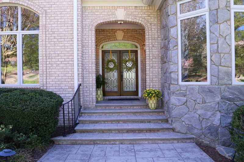 6105 Crescent Knoll Dr, Raleigh, NC 27614
