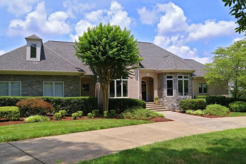 6105 Crescent Knoll Dr, Raleigh, NC 27614