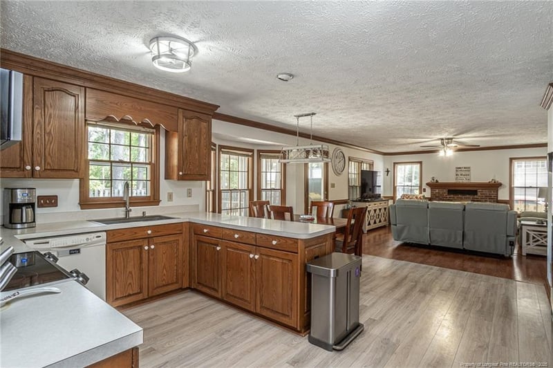 6105 Lochview Dr, Fayetteville, NC 28311