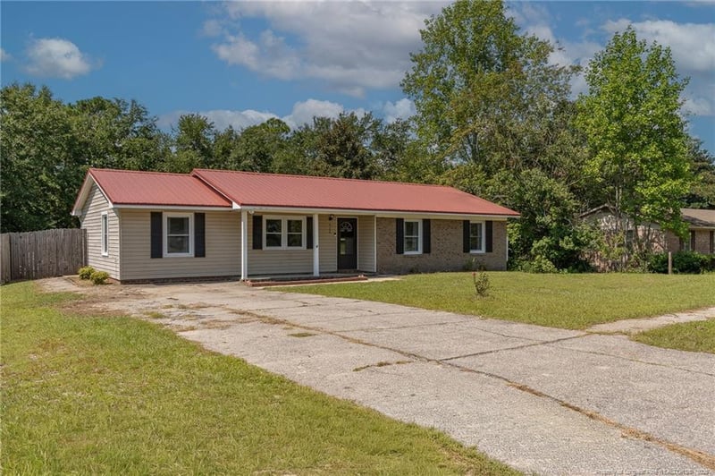 6106 Lexington Dr, Hope Mills, NC 28348
