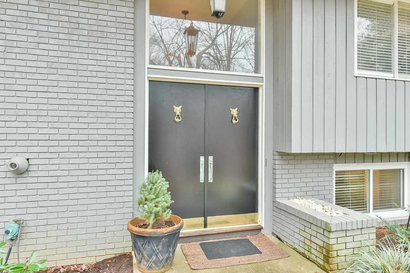 6112 Graystone Dr, Chapel Hill, NC 27514