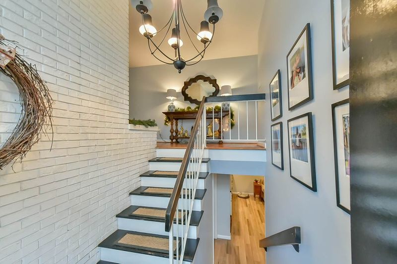 6112 Graystone Dr, Chapel Hill, NC 27514
