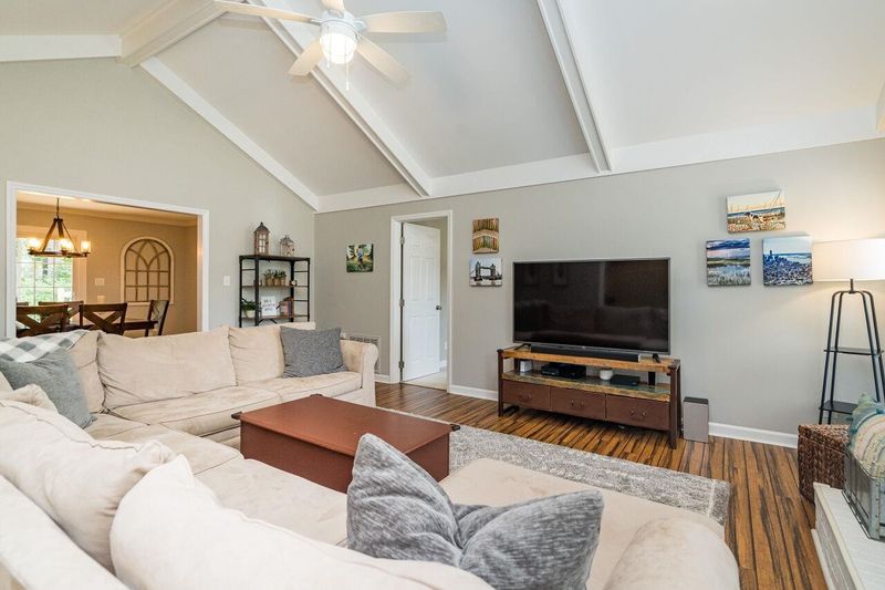 6112 Iris Dr, Raleigh, NC 27612