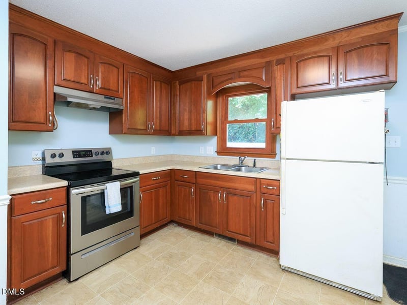 6113 Iris Dr, Raleigh, NC 27612