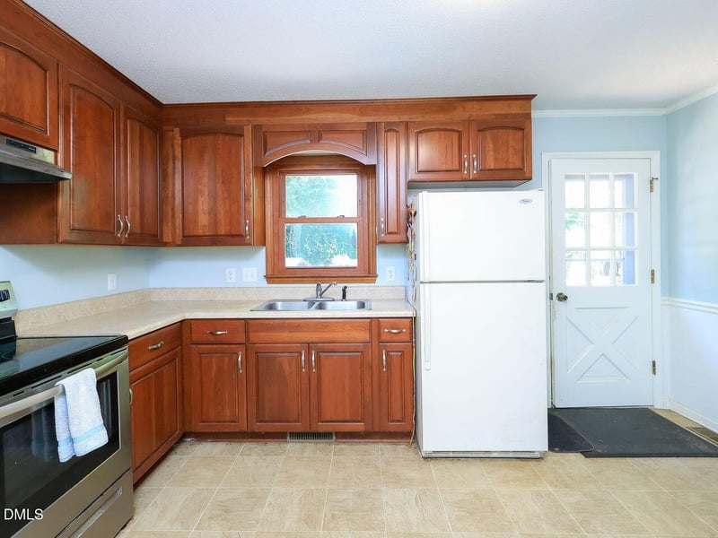 6113 Iris Dr, Raleigh, NC 27612