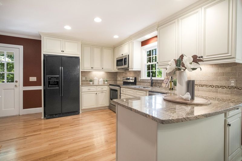 6117 Valley Estates Dr, Raleigh, NC 27612