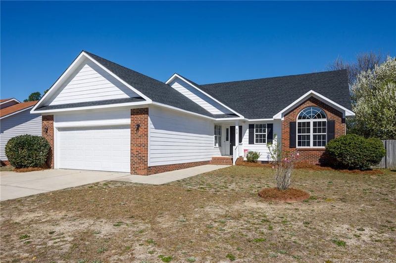 612 Creedmoore Cir, Hope Mills, NC 28348